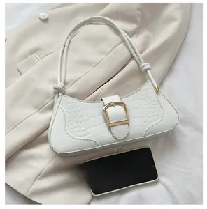 Détail du sac à bandoulière blanc motif crocodile avec boucle et comparaison de taille mobile