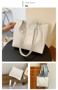 Détail du sac cabas blanc cassé avec anses en chaîne et étiquette FASHION en diverses scènes