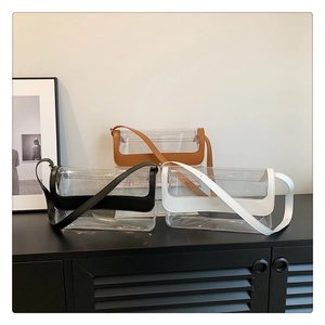 Ensemble détaillé de sacs bandoulière en PVC transparent avec finitions noir, blanc et brun