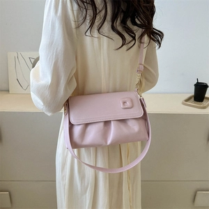 Sac bandoulière rose plissé élégant pour femme avec boucles dorées et sangle réglable