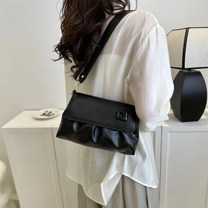 Sac à bandoulière noir plissé pour femmes avec large sangle et détails volantés tendance