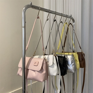 Sacs à bandoulière froncés chics en plusieurs couleurs comme le rose et l'argent sur support