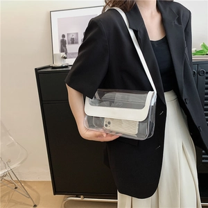 Sac bandoulière transparent en PVC avec rabat en cuir blanc porté par un mannequin