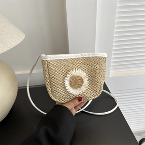 Handmade Straw Woven Crossbody Bag With Daisy Flower Decoration Casual Summer Beach Shoulder Bag For Women Fashion Small Bag