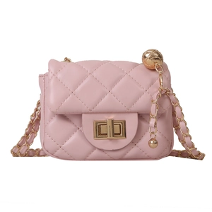 Rosafarbene Stepptasche mit goldener Kette und verstellbarem Metallball-Detail