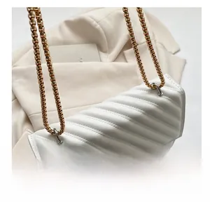Dettaglio borsa baguette in pelle trapuntata bianca con catena in metallo dorato
