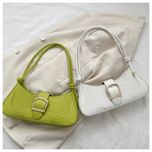 Détails des sacs sous le bras motif crocodile vert et blanc avec boucles dorées