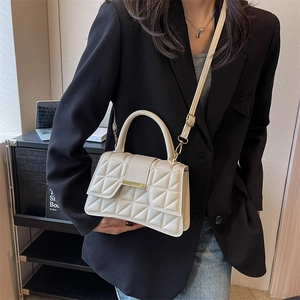 Piccola borsa quadrata trapuntata beige con chiusura dorata e tracolla regolabile
