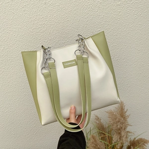 Sac Fourre-Tout Grande Capacité pour Femmes en Cuir PU Sac à Bandoulière Bloc de Couleur Avec Chaîne Métallique Boucle Magnétique
