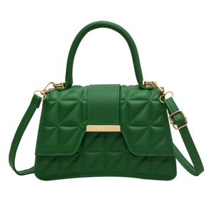 Borsa a mano trapuntata verde minimalista con fibbia dorata e tracolla regolabile