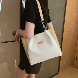 Grand sac cabas bicolore chic avec bandoulières en chaîne et étiquette FASHION