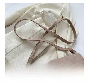 Détail du sac bandoulière rose en feutre matelassé avec boucle en métal et sangle