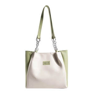 Grand sac fourre-tout tendance blanc crème et vert clair avec détail chaîne argentée