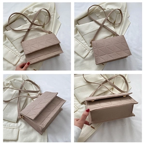 Vues détaillées d'un sac bandoulière rose matelassé avec motif géométrique et texture