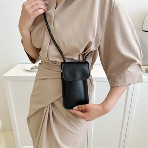 Mini sac à bandoulière minimaliste en cuir noir pour téléphone avec rabat pour femme