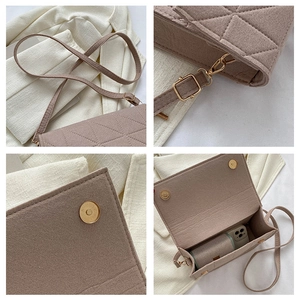 Détail du sac bandoulière en feutre matelassé avec bandoulière réglable et fermoir aimanté