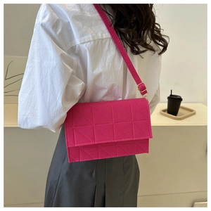 Vue détaillée du sac bandoulière en feutre rose fuchsia avec motif matelassé géométrique