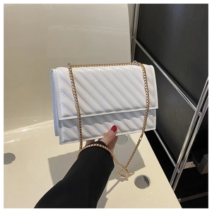 Dettaglio della borsa trapuntata in similpelle bianca con elegante catena dorata