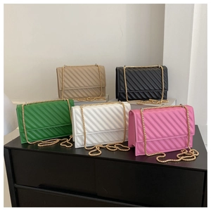 Collezione di borse a tracolla trapuntate nei colori kaki, nero, verde, bianco e rosa