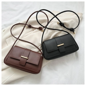 Détail de sacs bandoulière en cuir avec finitions dorées et bandoulière à nœud chic