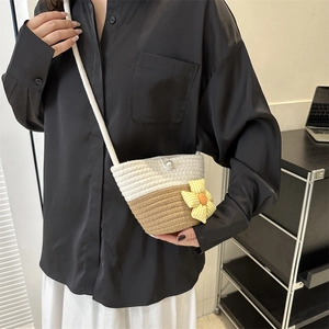 Handmade woven flower bucket bag with pearl clasp and bicolor straw texture strap
