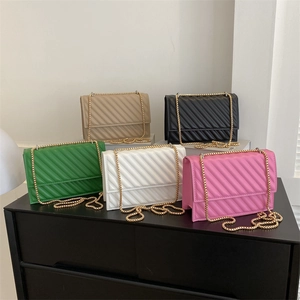 Eleganti borse a tracolla trapuntate da donna in cinque colori su scaffale nero