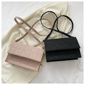 Vue détaillée de sacs bandoulière en feutre matelassé en rose et noir vus du haut