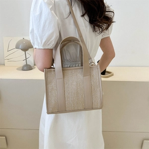 Elegante borsa tote in paglia intrecciata beige con manici lisci e tracolla regolabile