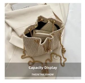 Vue de dessus d'un sac seau en paille tressée beige montrant la capacité intérieure