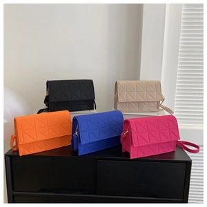 Cinq sacs à rabat en feutre matelassé coloré en noir beige orange bleu et rose vif