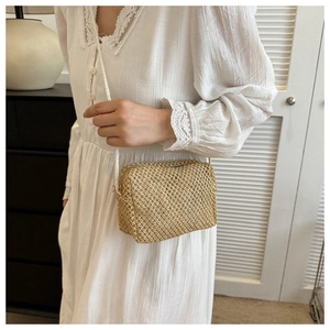 Détail du petit sac bandoulière en paille tressée avec bandoulière en corde tressée