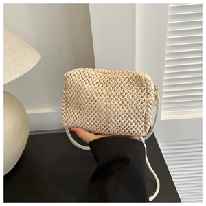 Détail du sac bandoulière crème tissé main avec fermeture éclair et bandoulière en corde