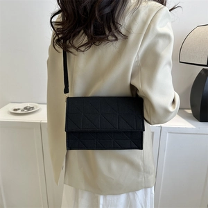 Sac bandoulière tendance en feutre matelassé noir pour femme avec coutures géométriques dorées