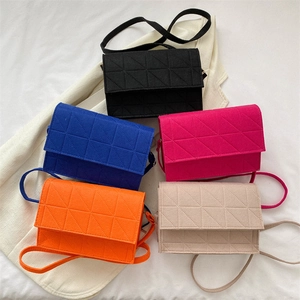 Petit sac carré chic en feutre avec matelassage géométrique en plusieurs couleurs
