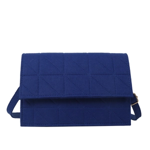 Sac bandoulière carré en feutre bleu marine matelassé avec surpiqûres géométriques