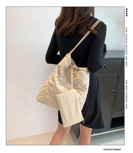 Vue détaillée du sac cabas matelassé crème avec chaîne et petite pochette assortie