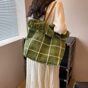 Sac fourre-tout vert tricoté avec motif à carreaux blancs, franges et anses en cuir brun