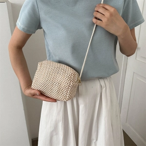 Sac à bandoulière chic en paille tressée beige pour tenues d'été et de plage