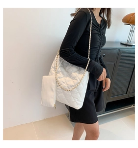 Détail du sac cabas matelassé blanc avec pochette assortie et bandoulière en chaîne