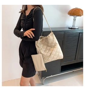 Détail du grand sac cabas matelassé crème avec chaîne dorée et petite pochette assortie