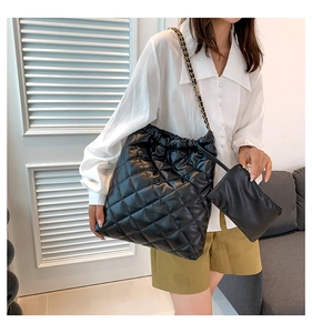 Détail du sac cabas matelassé noir avec pochette assortie et bandoulière chaîne
