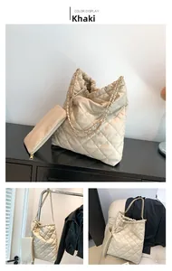Détail du sac fourre-tout matelassé kaki avec chaîne dorée et petite pochette zippée assortie