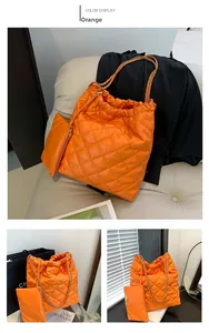 Détail du sac cabas matelassé orange avec bandoulière chaîne et cordon de serrage