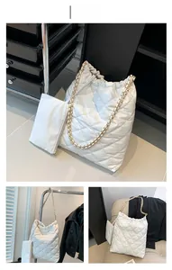 Détail du sac cabas matelassé blanc avec chaîne dorée et petit sac de rangement assorti
