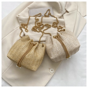 Détails du sac seau tissé avec texture à chevrons et cordon de serrage orné de perles