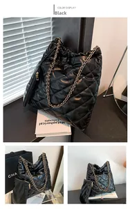 Détail du sac cabas matelassé noir avec bandoulière chaîne et pochette à fermeture