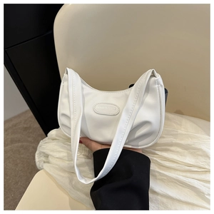 Dettaglio della borsa sottobraccio bianca a mezzaluna con etichetta ovale Fashion & Bag