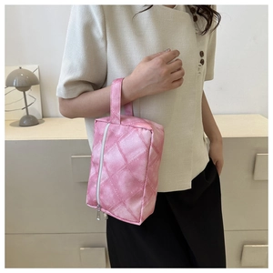 Nahaufnahme der gesteppten rosa Kosmetiktasche mit Metallreißverschluss und Griff