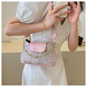 Detail der rosa floralen Schultertasche mit goldener Blumenkette und Lederklappe