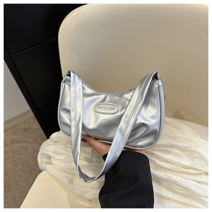 Dettaglio della borsa hobo argento con logo in rilievo e design a doppia tracolla